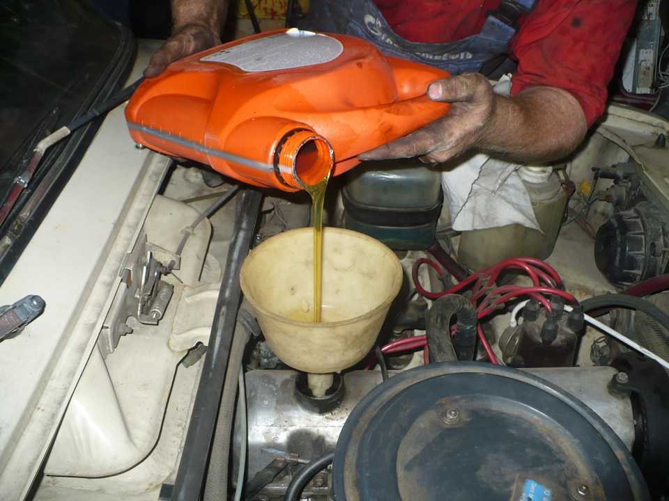 Как доливать масло в двигатель: на горячую, через щуп