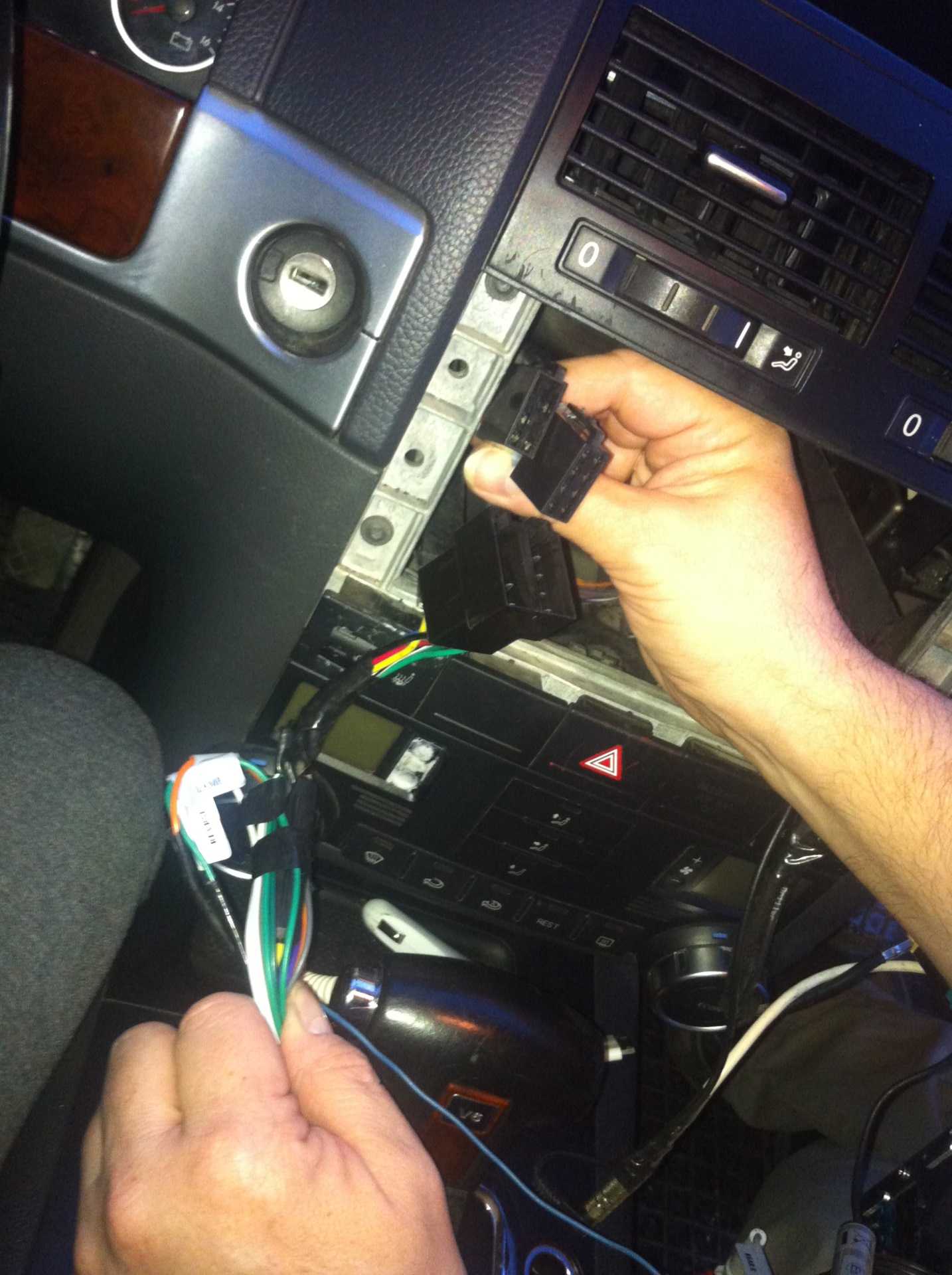 Инструкция по извлечению автомобильной магнитолы с помощью ключей и без них Способы крепления и порядок демонтажа штатного головного устройства