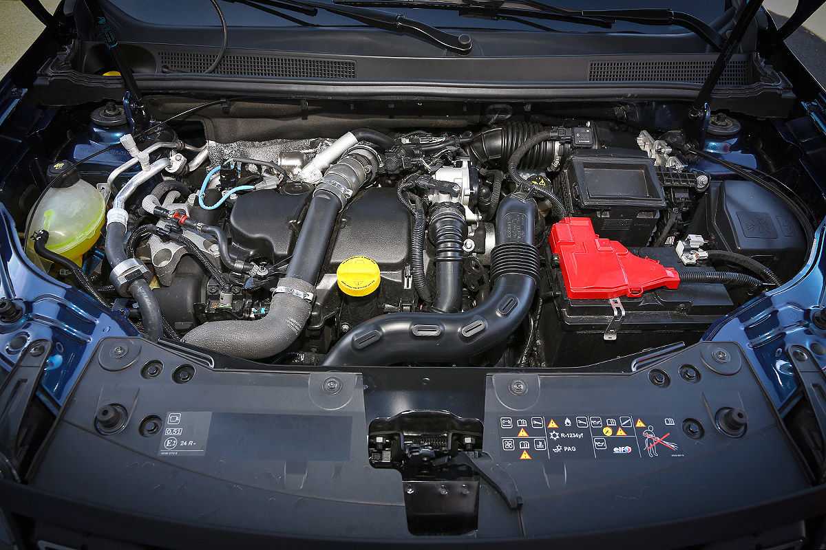 Мотор дастер 2.0. Renault Duster 2 дизель двигатель. Моторный отсек Дастер 2.0. Дастер 2021 двигатели.