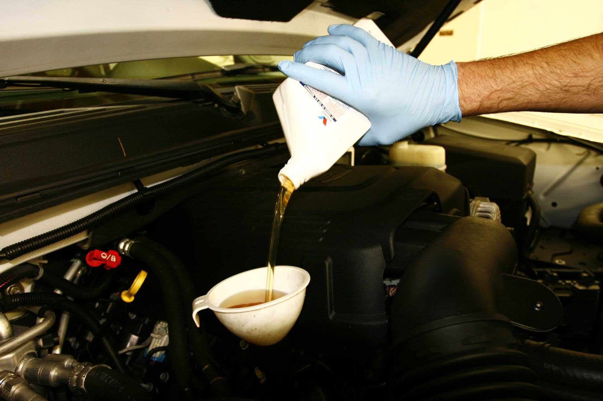 Заливаем масло в двигатель машины — куда заливать и как