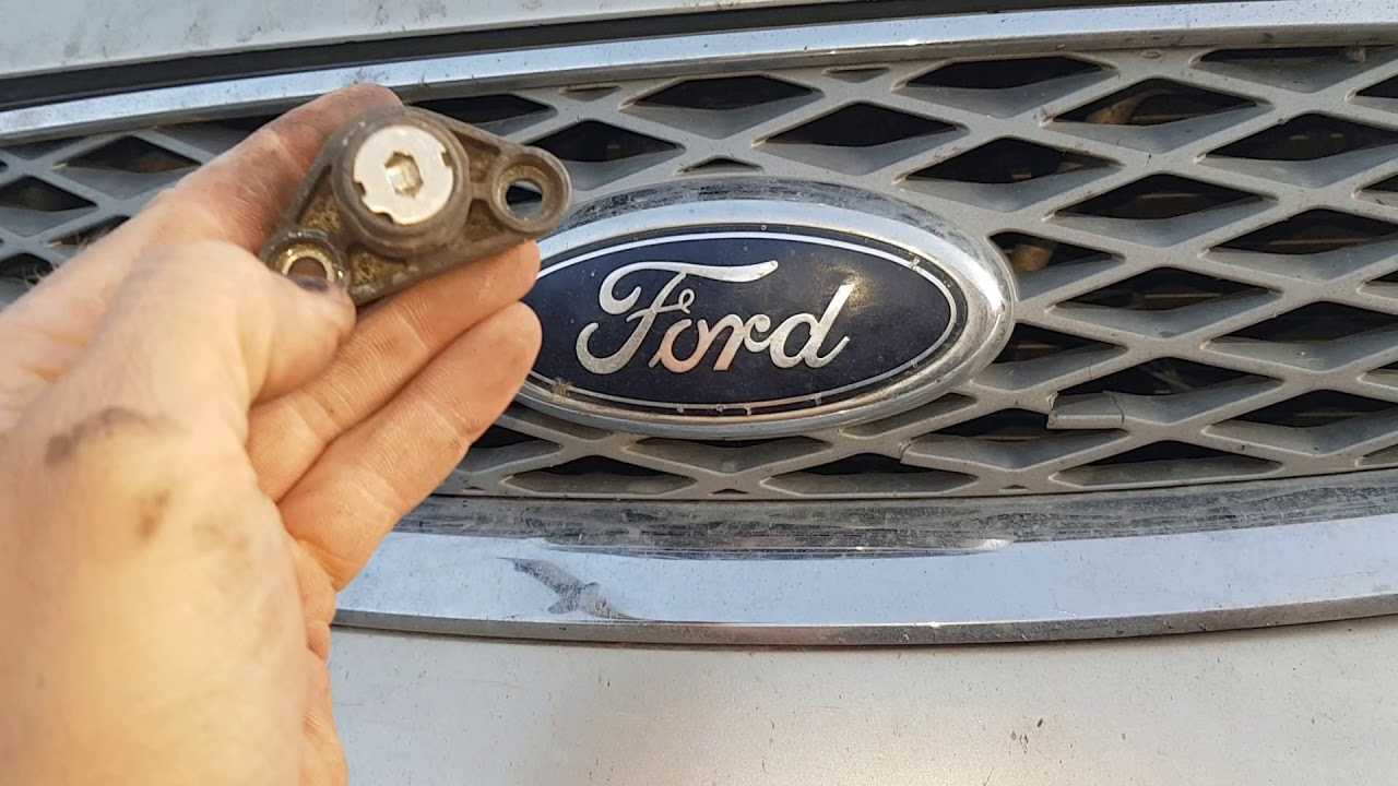 Форд фокус открыть капот ключом. Открытие капота Форд фокус 2. Капот Форд фокус 2 открывается. Форд фокус 2 открытие капота без ключа. Открывание капота Форд Мондео 3.
