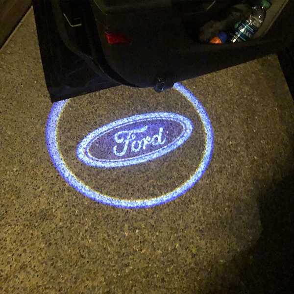 Подсветка дверей с логотипом марки авто: выбор и установка
