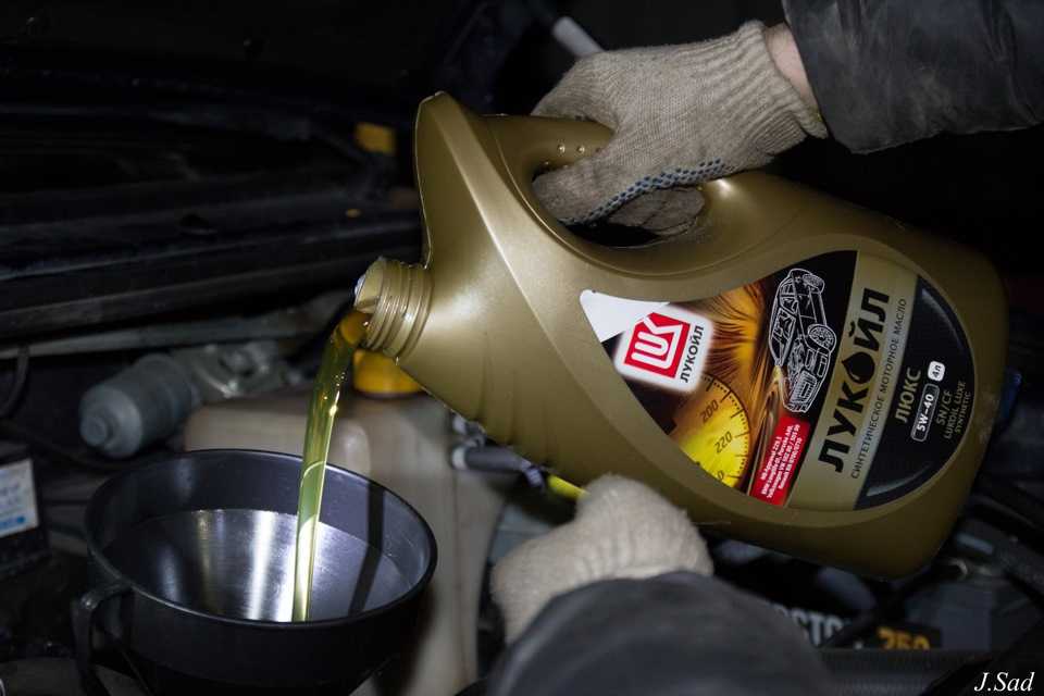 Из коробки вылилось масло на ходу: причины. что делать, если капает масло из-под машины?