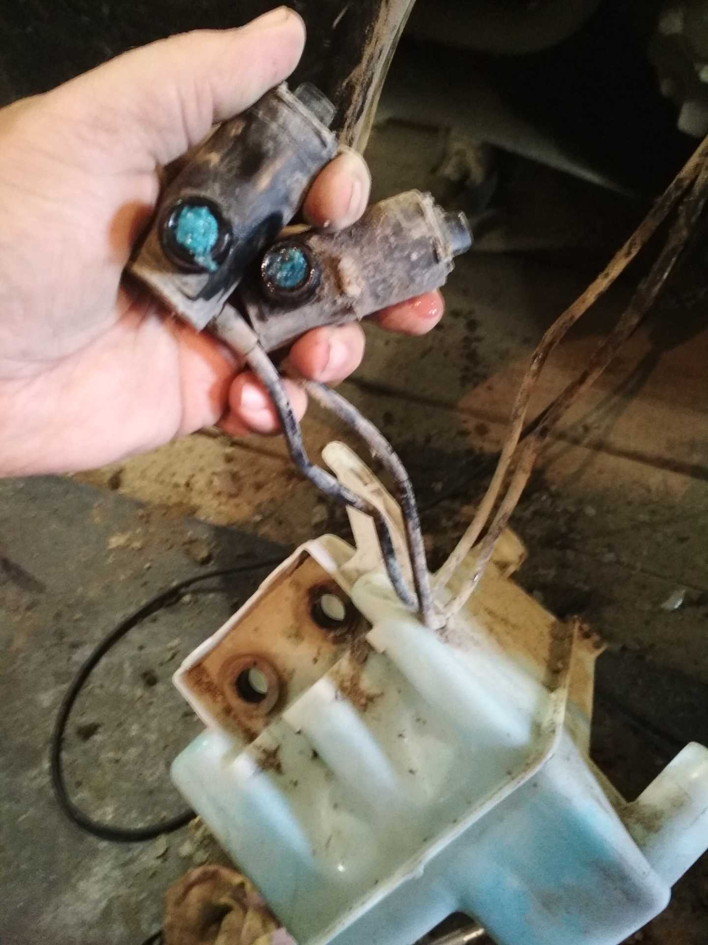 Не работает моторчик омывателя лобового стекла: где находится, как разобрать и замена