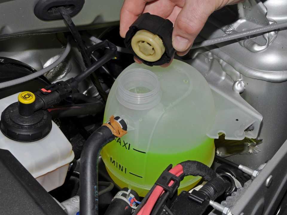 Как провести замену охлаждающей жидкости в автомобиле